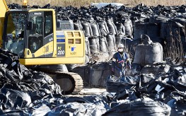 article-fukushima-rubbish_3589051b