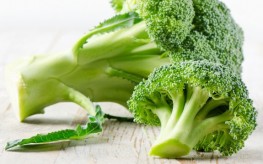 broccoli on table 263x164 Broccoli and Tomatoes Combination Creates Anti Cancer Superpower