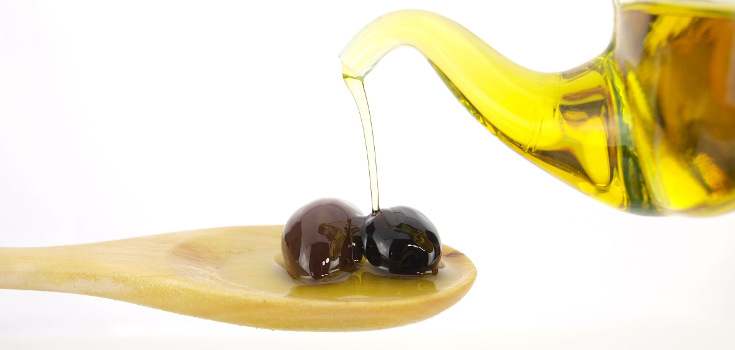 olive_oils_puring_olives_735_350