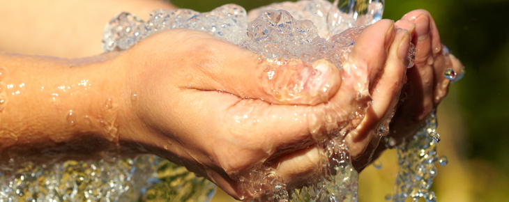 water_hands_735_290