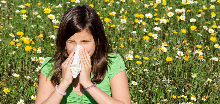 girl sneezing from pollen allergies