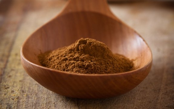 cinnamon in wooden spoon