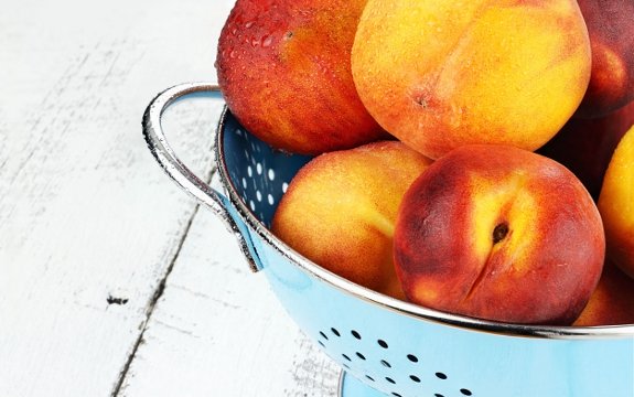 peaches in bowl