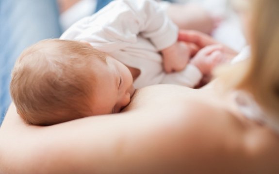 Study: 6 Months of Breastfeeding can “HALVE” Childhood Obesity Risk