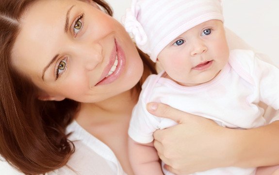 Study Says to Hold Babies Like This After Birth to Prevent Nutrient Deficiencies