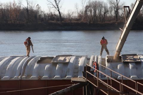 MFA Agriservices loads a barge on the Missouri River with soybeans for the first time in more than a decade. (Kristofor Husted/Harvest Public Media)