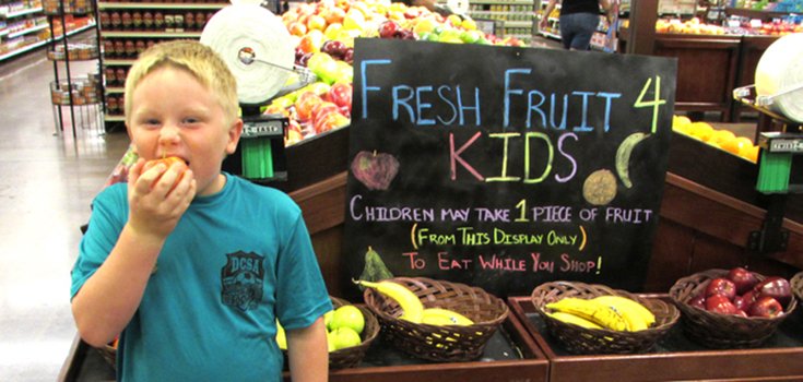 Kroger Supermarket in Ohio Gives Free Fruit to Kids