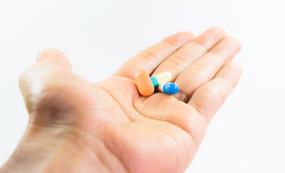 handing pill